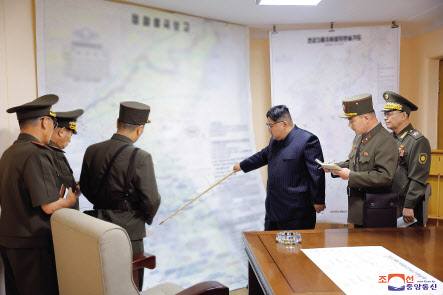 북한군이 한미 연합 UFS 연습에 대응해 남한 점령을 목표로 전군지휘훈련을 29일 시작한 가운데 김정은 국무위원장이 이날 훈련 현장을 방문했다고 조선중앙통신이 31일 보도했다. [연합]