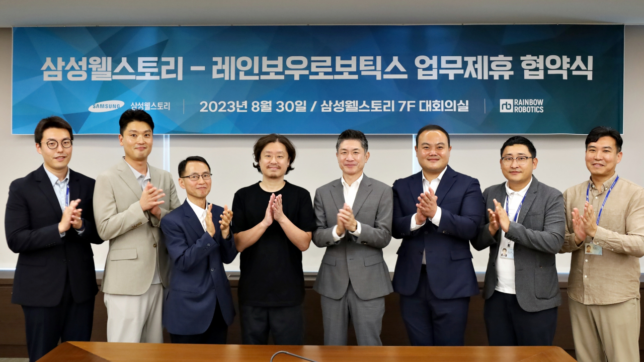 삼성웰스토리가 지난 30일 레인보우로보틱스와 로봇 자동화 솔루션 도입을 위한 업무협약을 체결했다. 양사 관계자들이 기념촬영을 하고 있다. [삼성웰스토리 제공]
