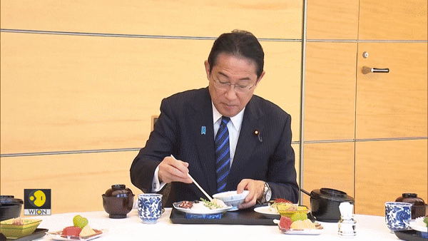 왼쪽부터 오구라 마사노부 저출산담당상, 스즈키 슌이치 재무상, 기시다 후미오 일본 총리, 니시무라 야스토시 경제산업상. 30일 도쿄 총리 관저에서 후쿠시마 수산물로 점심 식사를 하는 모습이다. [WION 유튜브채널]