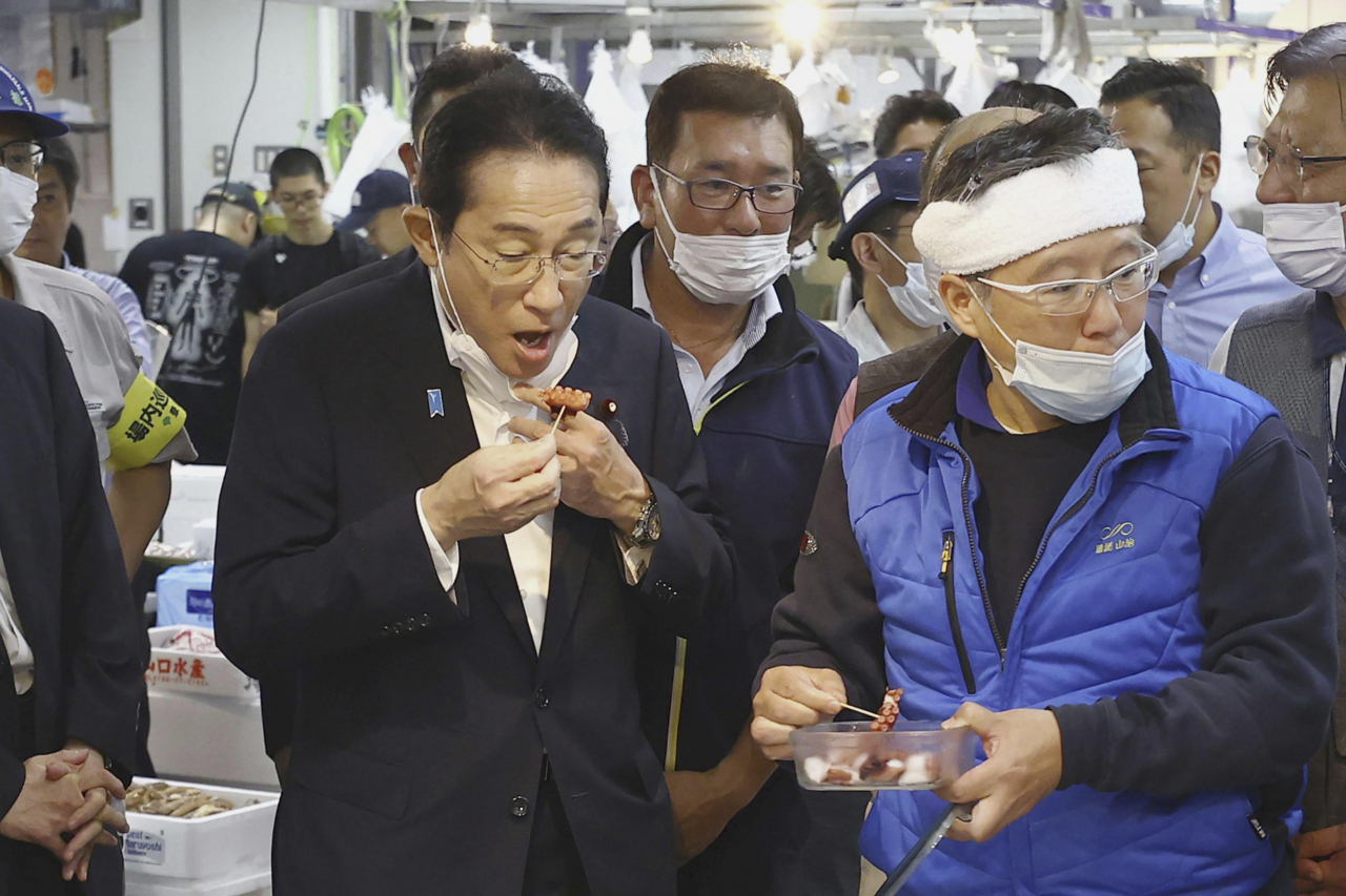 기시다 후미오 일본 총리가 지난달 31일 도쿄 도요스 수산 시장에서 문어 숙회를 시식해보고 있다. [교도통신]