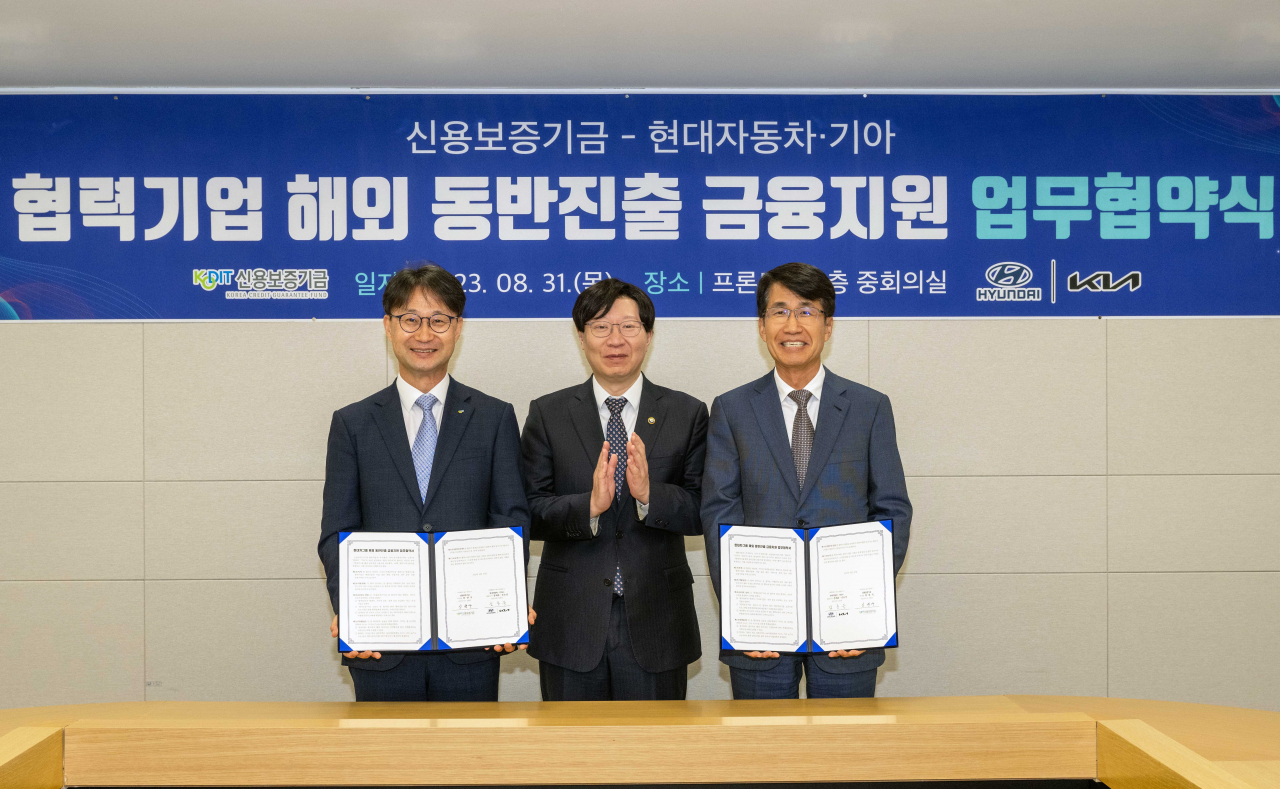 심현구(왼쪽부터) 신용보증기금 전무이사, 김소영 금융위원회 부위원장, 김동욱 현대차그룹 부사장이 ‘현대차그룹 해외 동반진출 금융지원 업무협약’ 체결식에 참석해 기념 촬영을 하고 있다. [현대차 제공]