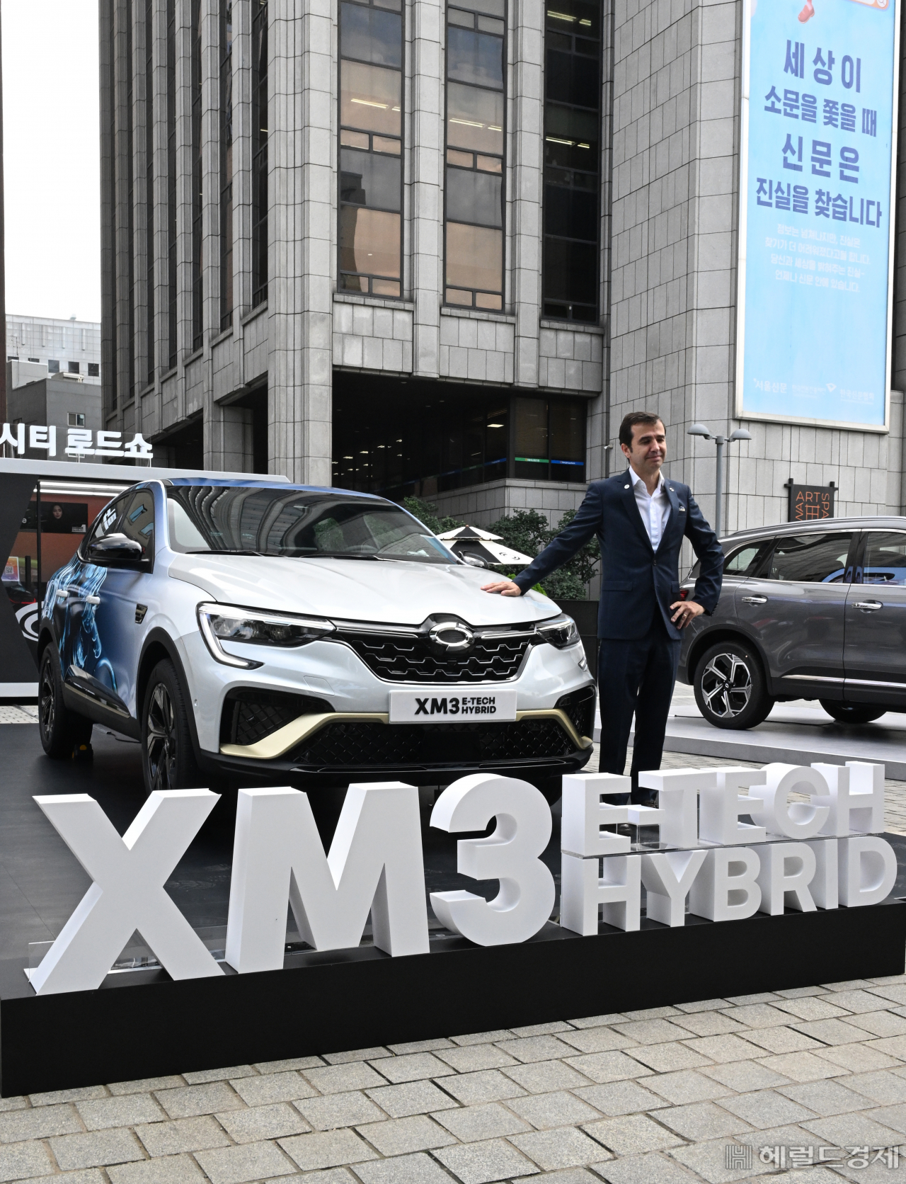 스테판 드블레즈 르노코리아 대표이사가 31일 서울 중구 프레스센터 앞 마당에 설치된 르노 시티 로드숍 행사장에서 기념촬영을 하고 있다. 임세준 기자