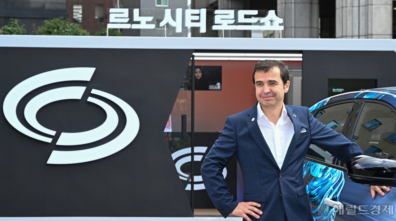 스테판 드블레즈 르노코리아 대표이사가 31일 서울 중구 프레스센터 앞 마당에 설치된 르노 시티 로드숍 행사장에서 기념촬영을 하고 있다. 임세준 기자