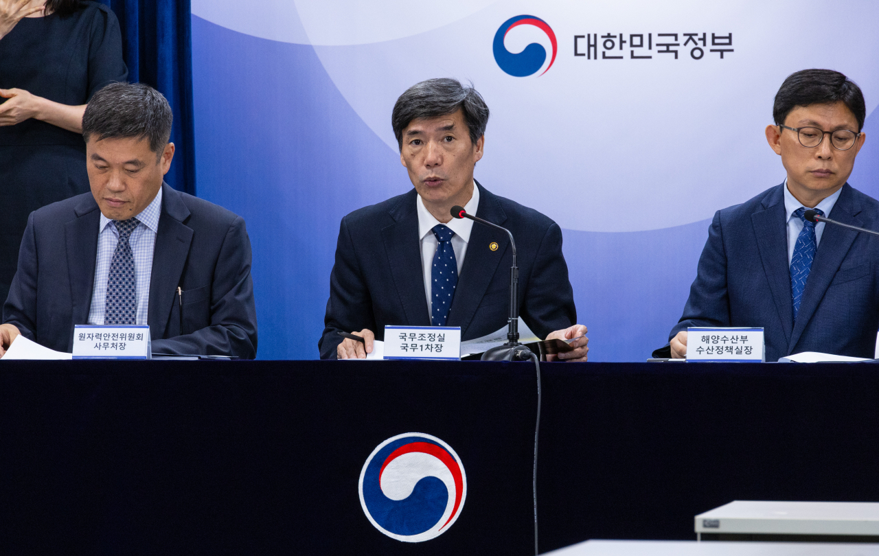 박구연 국무조정실 1차장(왼쪽 두 번째)이 31일 오전 서울 종로구 정부서울청사에서 열린 일본 후쿠시마 원전 오염수 방류 관련 정부 일일 브리핑에 참석해 도쿄 전력이 제공한 방류 데이터에 대한 우리 정부의 분석을 발표하고 있다. [연합]
