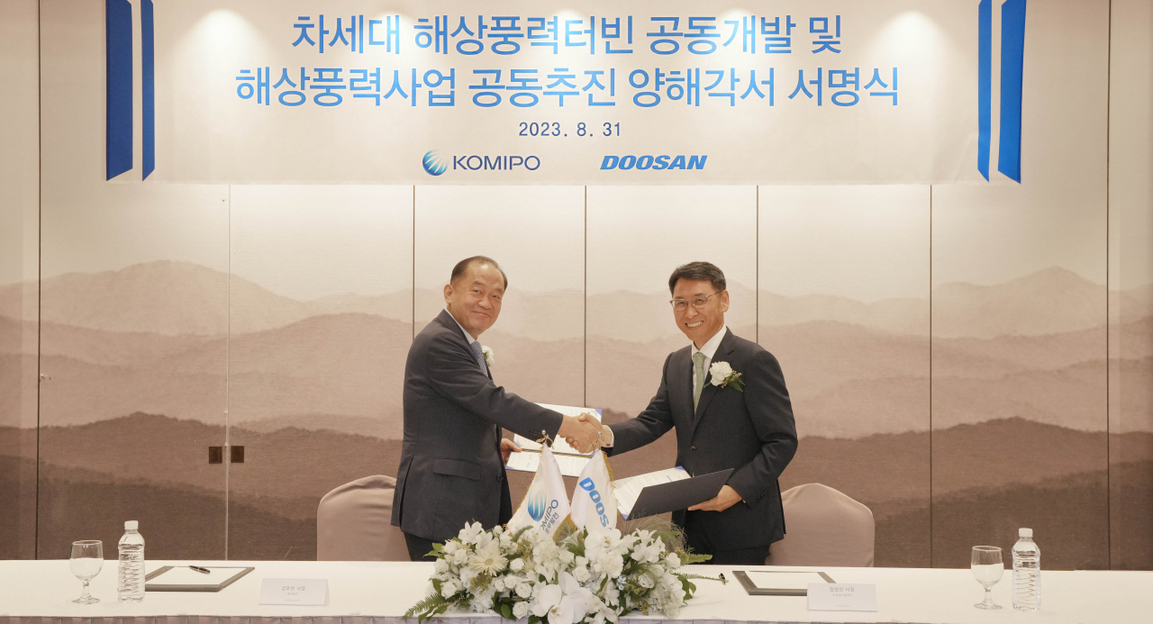 정연인(오른쪽) 두산에너빌리티 사장, 김호빈 한국중부발전 사장이 양해각서 서명식에서 기념촬영을 하고 있다. [두산에너빌리티 제공]
