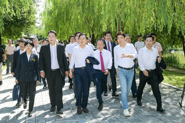 31일 순천만정원박람회장을 둘러보고 있는 국민의힘 지도부. 사진 앞줄 왼쪽부터 이세은 국민의힘 소속 순천시의원, 천하람 순천당협위원장, 김기현 당 대표, 윤재옥 원내대표, 노관규 순천시장, 김화진 전남도당위원장. [사진 순천시]