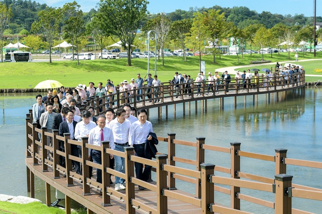 31일 순천만국가정원을 둘러보고 있는 국민의힘 지도부. 맨 앞쪽 왼쪽부터 윤재옥 원내대표, 노관규 순천시장, 김기현 당 대표.