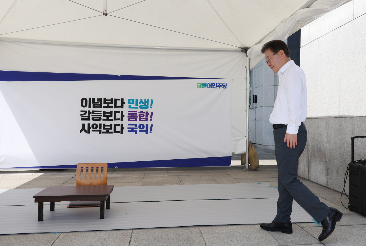 이재명 더불어민주당 대표가 31일 오후 국회 본청 앞에서 단식 농성을 시작하기 위해 천막으로 들어서고 있다. [연합]