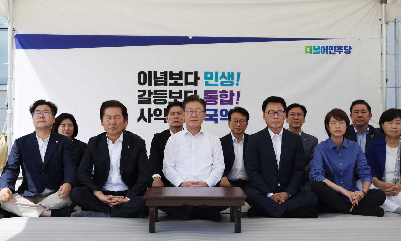 이재명 더불어민주당 대표가 31일 오후 국회 본청 앞에서 단식 농성을 하고 있다. [연합]
