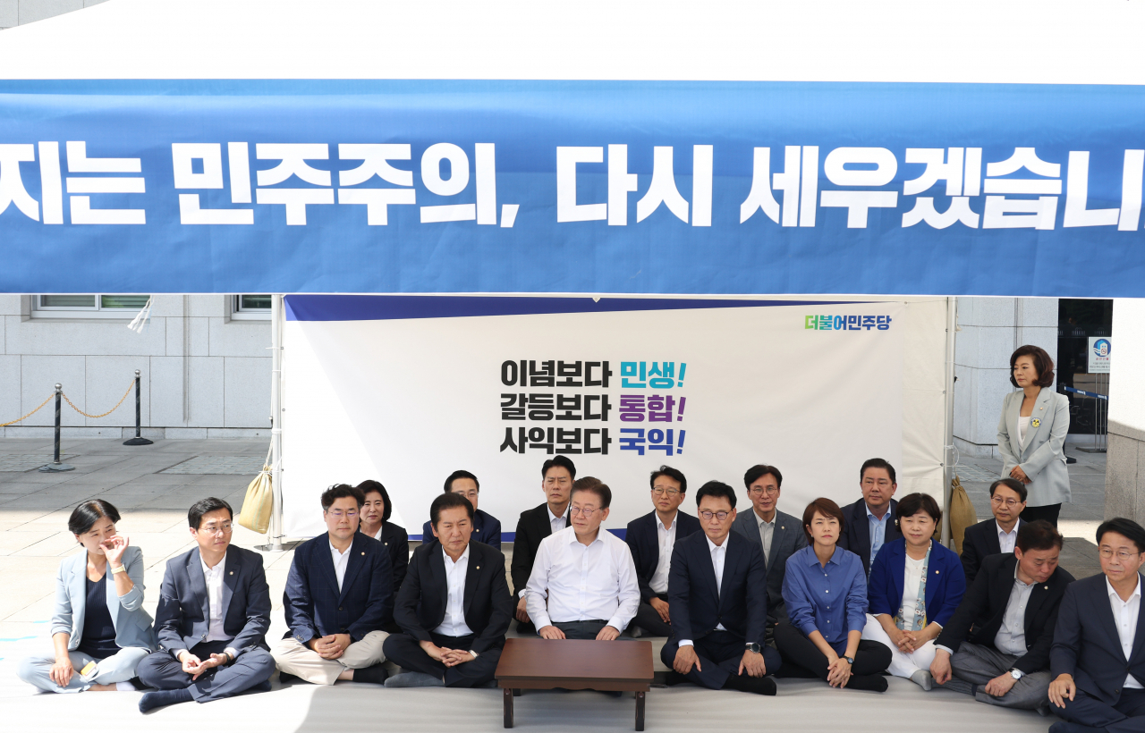 이재명 더불어민주당 대표가 31일 오후 국회 본청 앞에서 단식 농성을 하고 있다. 이 대표는 이날 취임 1주년 기자간담회에서 "무능 폭력 정권을 향해 국민항쟁을 시작하겠다"며 무기한 단식 농성에 돌입했다. [연합]