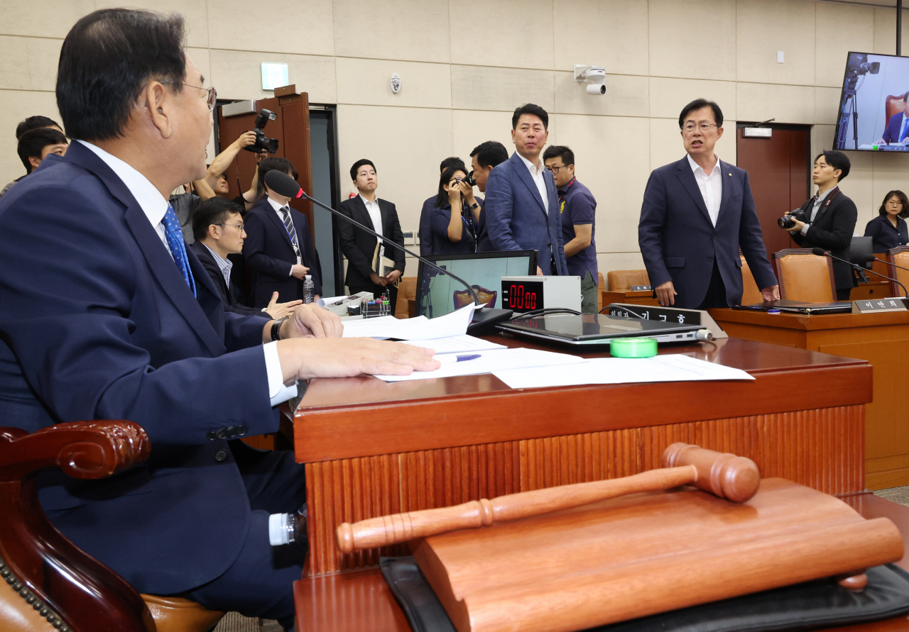 31일 국회 행정안전위원회에서 이만희 국민의힘 의원 등이 항의하며 퇴장하고 있다. 이날 행안위는 '이태원 참사 특별법'을 야당 단독으로 처리했다. 국민의힘 의원들은 법안 의결에 반대하며 퇴장했다. [연합]