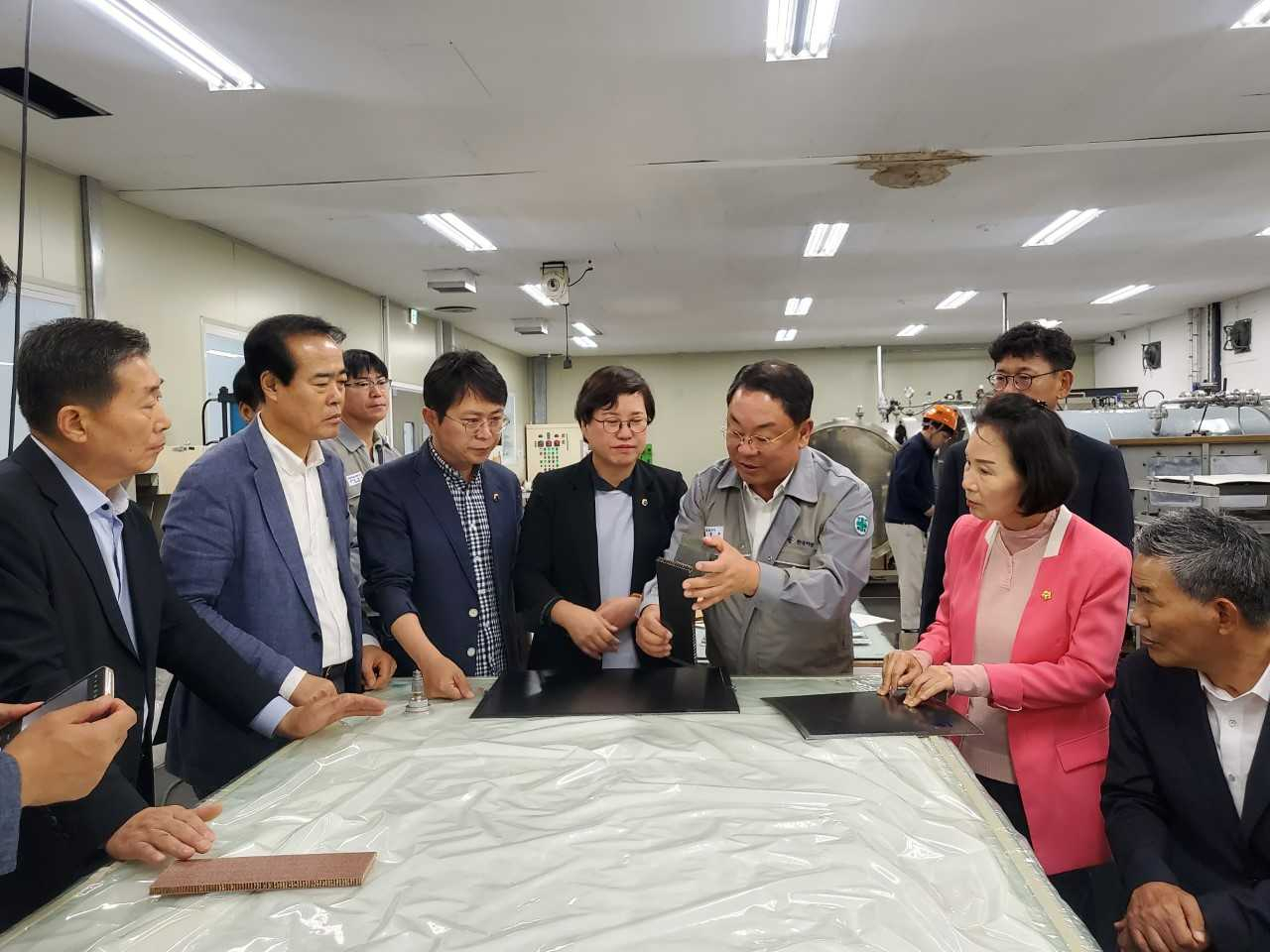 광주시의회가 미래 복합소재 분야의 꽃으로 불리는 카본산업 유치를 위해 적극적인 현장형 의정활동을 펼쳤다.
