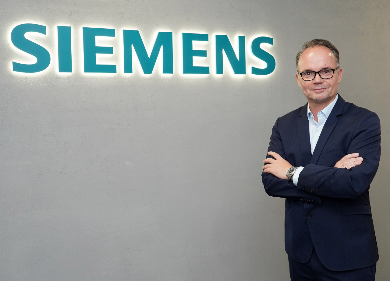 Tino Hildebrand, vice president and head of digital industries at Siemens Korea, poses for a photo during a recent interview with The Korea Herald at the company‘s Seoul office. (Siemens Korea)