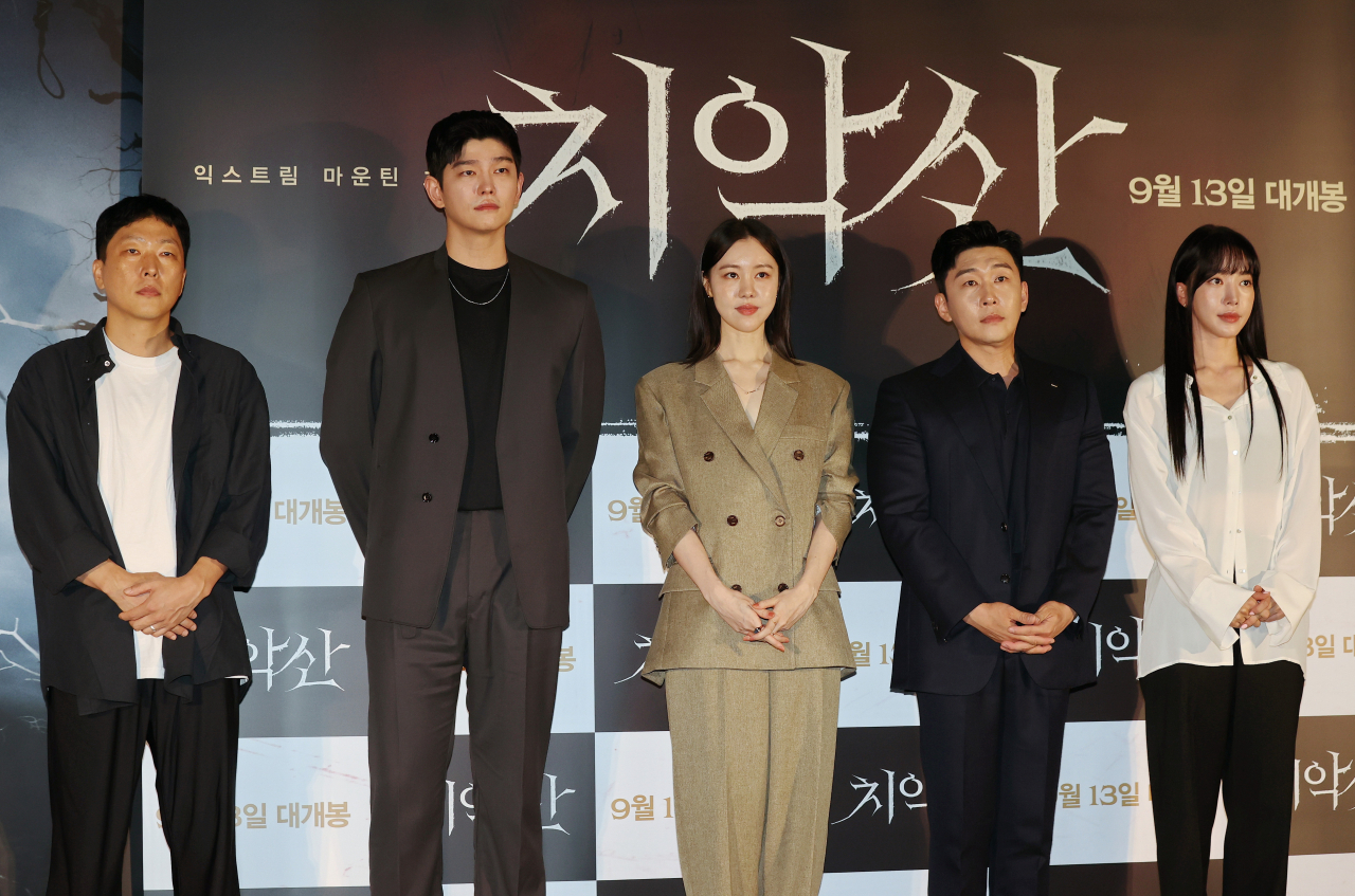 31일 오후 서울 광진구 롯데시네마 건대입구점에서 열린 공포 영화 '치악산' 시사간담회에서 김선웅 감독(왼쪽부터), 배우 윤균상, 김예원, 연제욱, 배그린이 포즈를 취하고 있다. [연합뉴스]