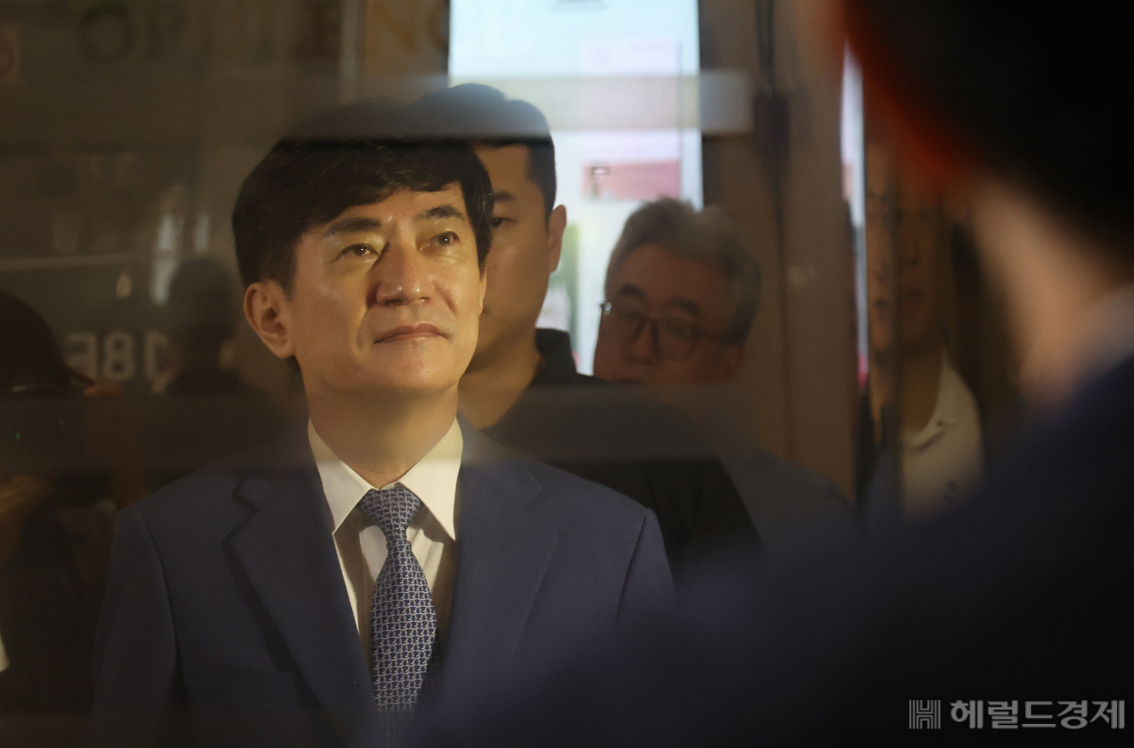 이균용 대법원장 후보자가 8월 29일 서울 서초구 인사청문회 준비 사무실로 출근하고 있다.