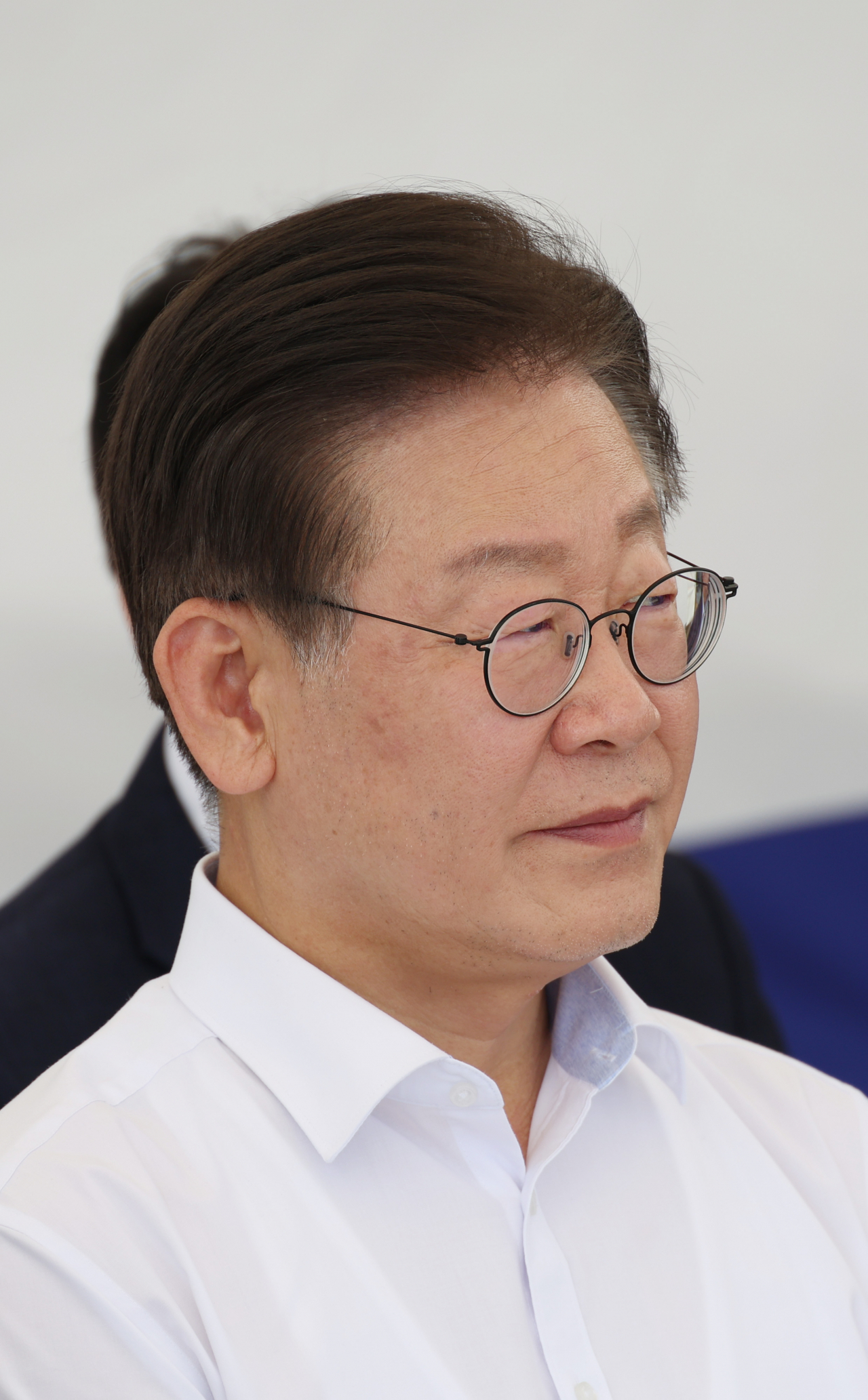 이재명 더불어민주당 대표가 31일 오후 국회 본청 앞에서 단식 농성을 하고 있다. 이 대표는 이날 취임 1주년 기자간담회에서 "무능 폭력 정권을 향해 국민항쟁을 시작하겠다"며 무기한 단식 농성에 돌입했다. [연합]