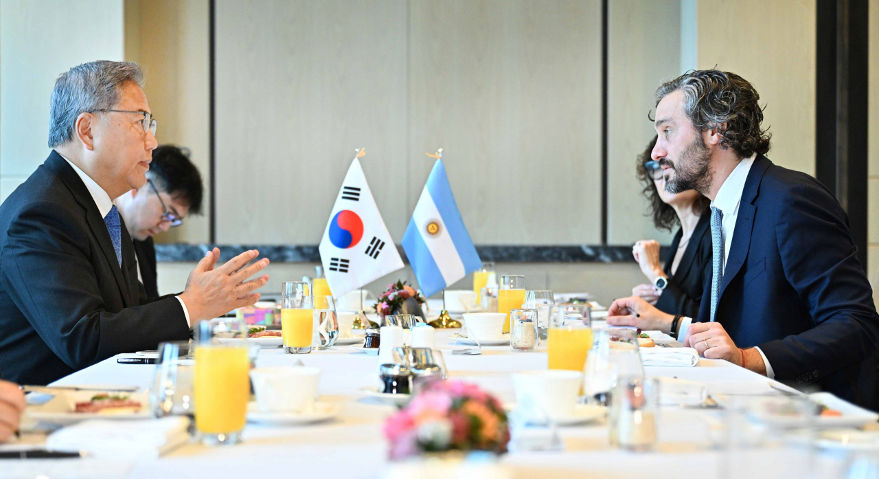 박진 외교부 장관(왼쪽)이 31일 방한한 산티아고 카피에로 아르헨티나 외교부 장관과 조찬회담을 가졌다. [외교부 제공]