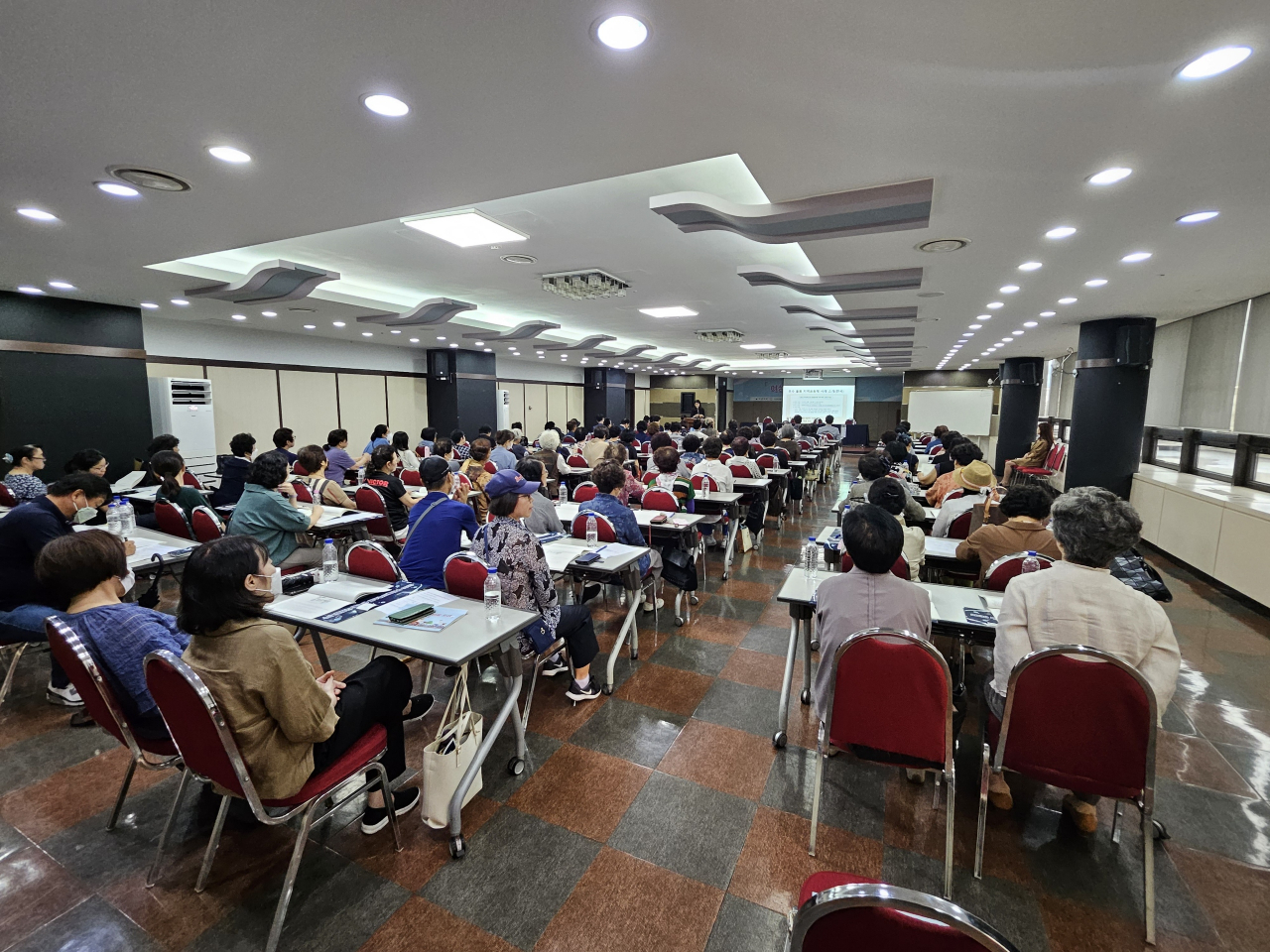 부산여성NGO연합회가 31일 오후 부산상공회의소에서 ‘여성가족 친화마을 제2차 토론회’ 를 진행하고 있다. [사진=부산여성NGO연합회]