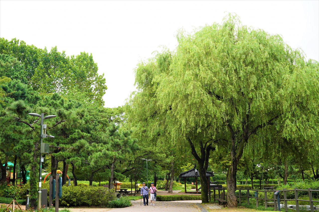 Visitors stroll around Yongsan Family Park on Wednesday. (Lee Si-jin/The Korea Herald)