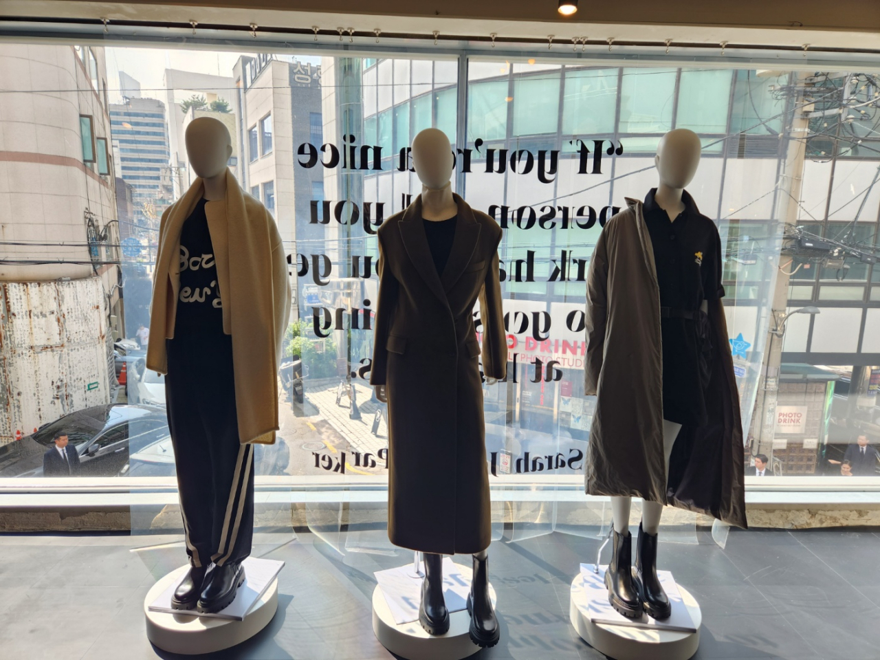 ‘바니스 뉴욕’ 론칭행사장 2층에 바니스뉴욕 FW 컬렉션이 전시돼 있다. 김벼리 기자