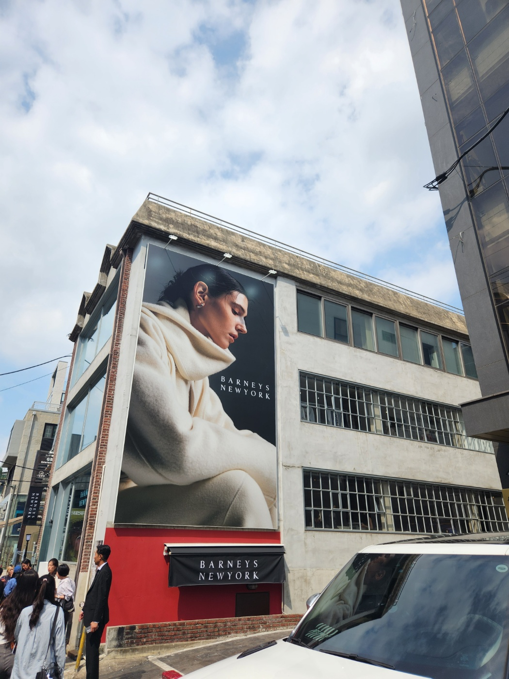 서울 강남구의 가로수길 한 건물에 ‘바니스 뉴욕’ 론칭을 알리는 대형 현수막이 걸려 있다. 김벼리 기자