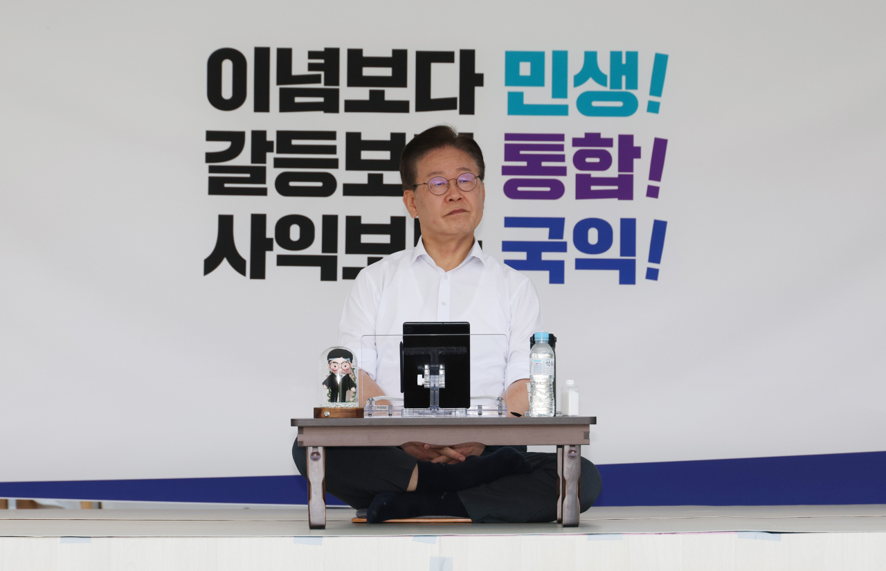 이재명 더불어민주당 대표가 지난달 31일 오후 국회 본청 앞에서 단식 농성을 하고 있다. 이 대표는 이날 취임 1주년 기자간담회에서 "무능 폭력 정권을 향해 국민항쟁을 시작하겠다"며 무기한 단식 농성에 돌입했다. [연합]