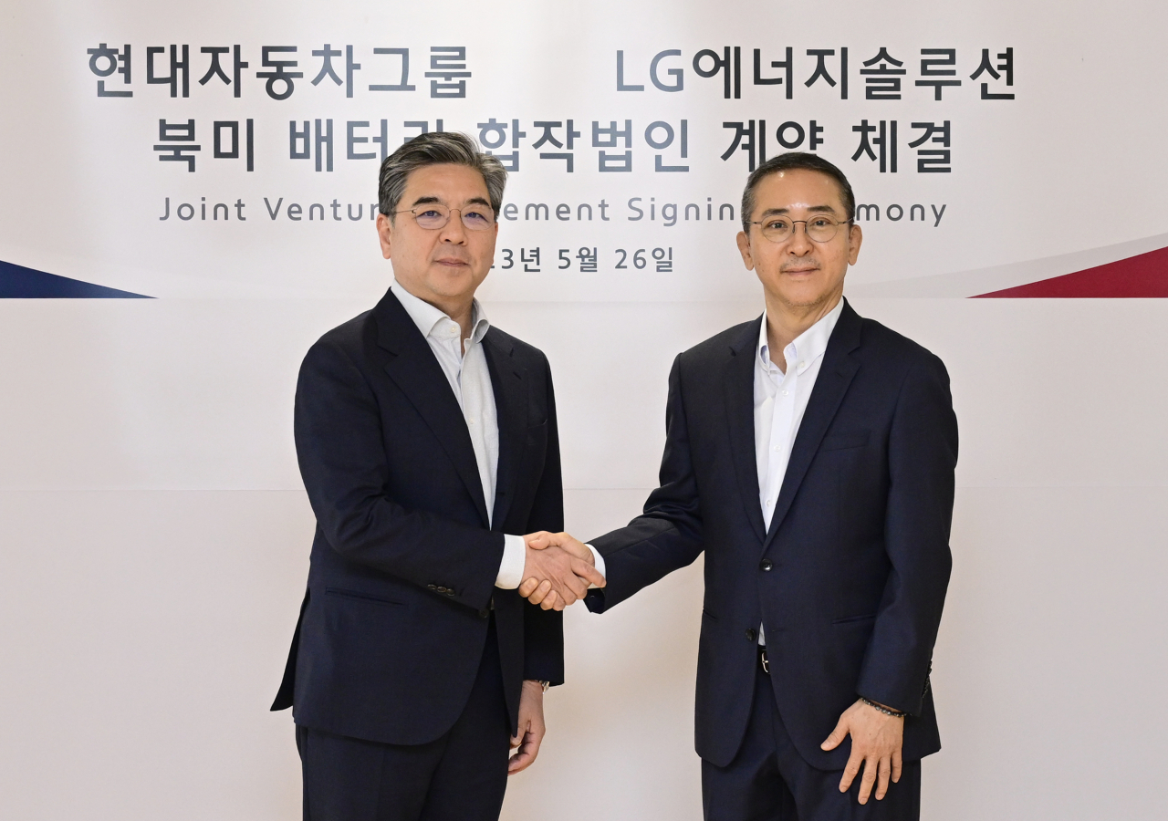 장재훈(왼쪽) 현대차 대표이사 사장과 권영수 LG에너지솔루션 대표이사 부회장이 지난 5월 북미 배터리 합작법인 계약 체결식에서 기념촬영을 하는 모습. [현대차그룹 제공]