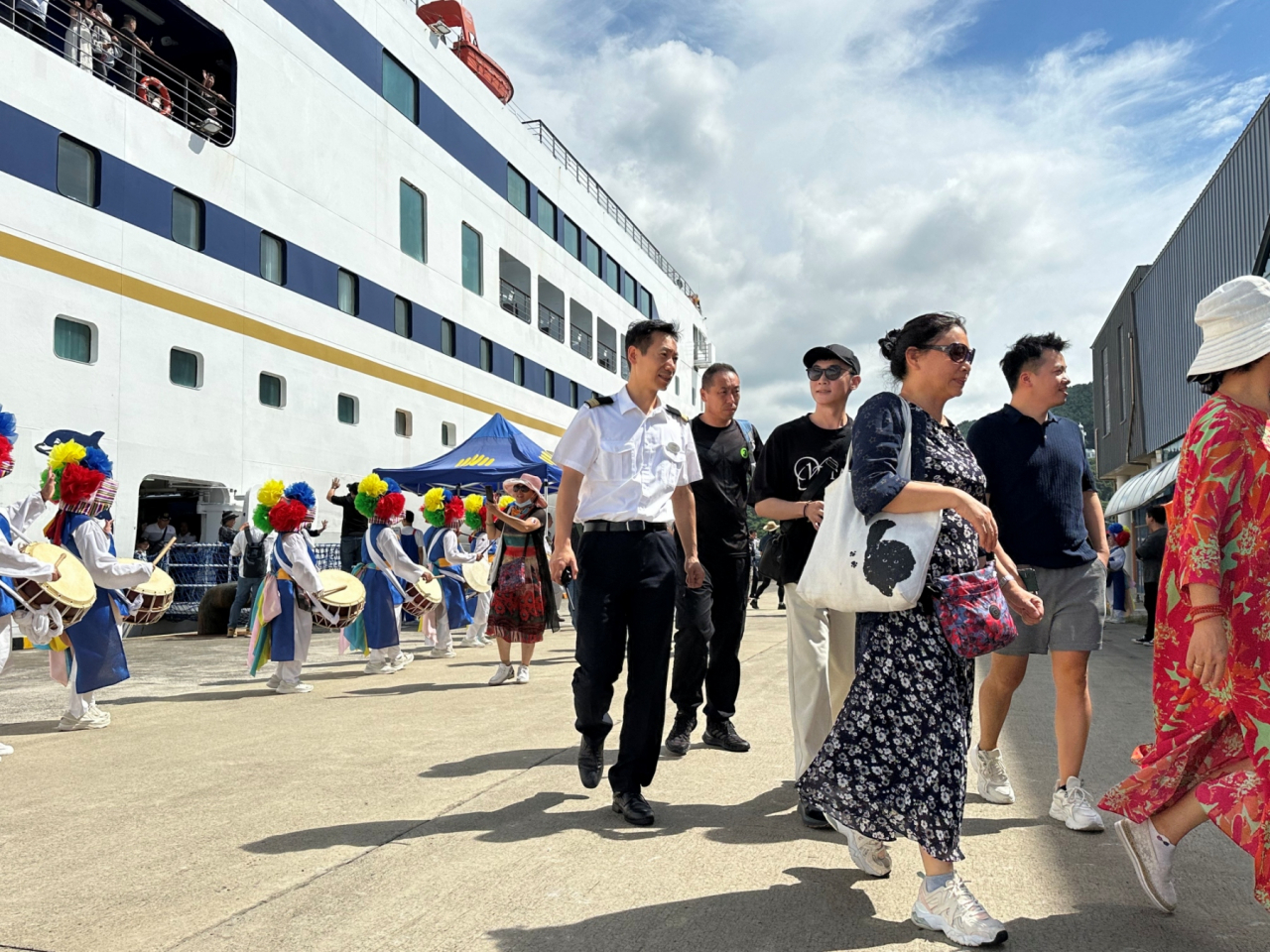 지난달 31일 제주도에 도착한 중국 단체 관광객들이 크루즈선에서 내리고 있다. [롯데면세점 제공]