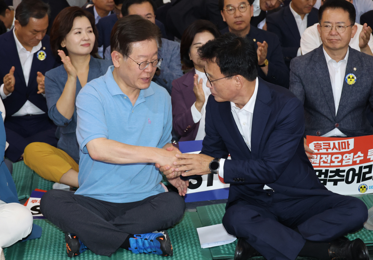 이재명 더불어민주당 대표와 박광온 원내대표가 1일 국회 로텐더홀에서 열린 '후쿠시마 핵물질 오염수 해양투기 비상행동 결과보고'에 참석하고 있다. [연합]