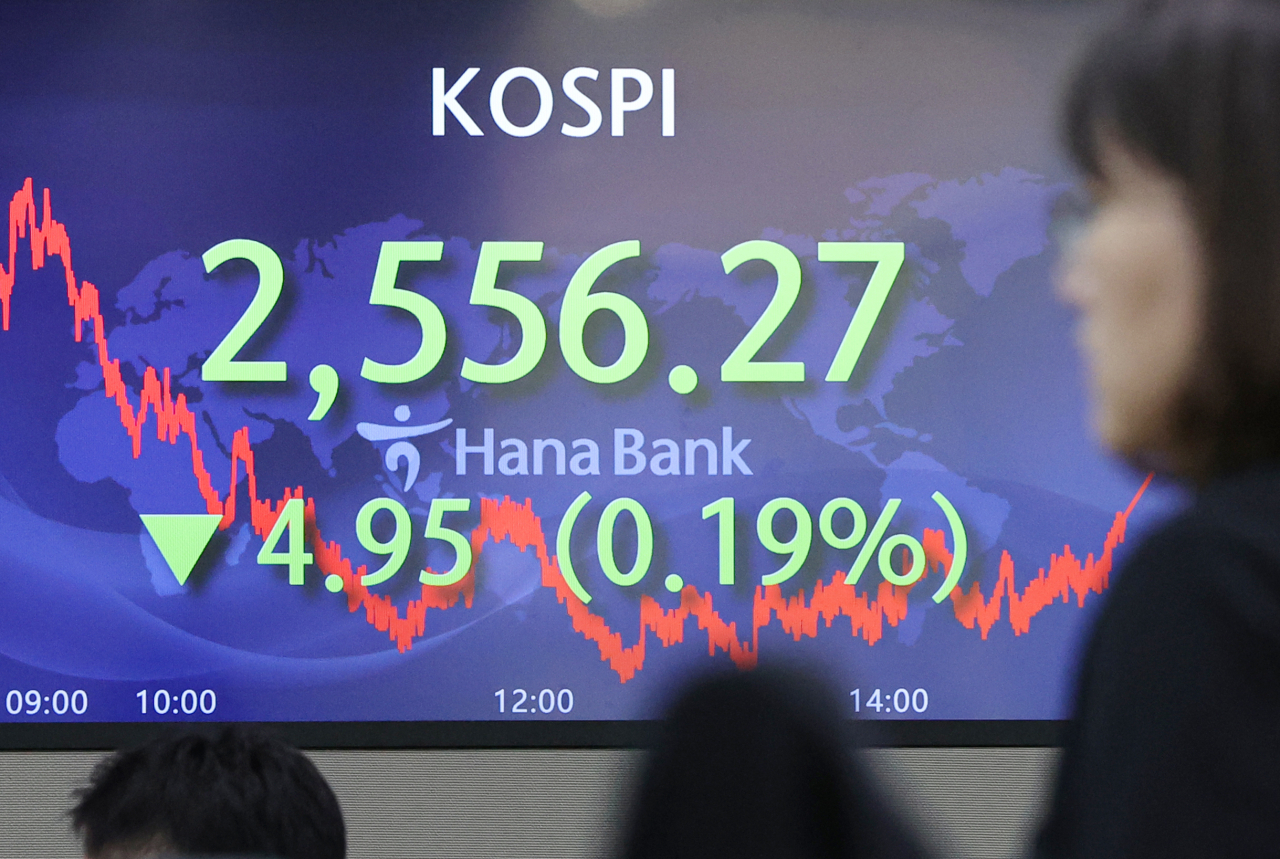 31일 오후 서울 중구 하나은행 본점 딜링룸에서 딜러들이 업무를 보고 있다. 이날 코스피는 전 거래일보다 4.95p 내린 2556.27로 마감했다. 원/달러 환율은 1.6원 내린 1321.8원, 코스닥지수는 4.59p(0.50%) 오른 928.40으로 장을 마쳤다. [연합]