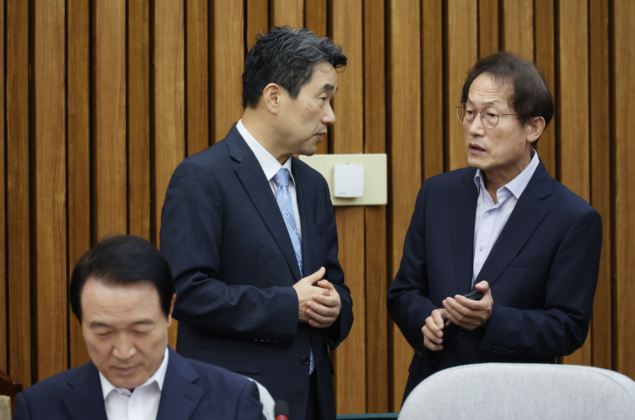 1일 국회에서 열린 '교권회복 및 보호 입법화 지원을 위한 여-야-정-시도교육감 4자협의체 2차 회의' 시작 전 이주호 사회부총리 겸 교육부 장관(가운데)과 조희연 서울시교육감이 대화를 하고 있다. 왼쪽 아래는 임태희 경기도교육감. [연합]