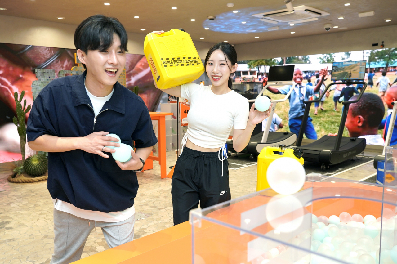 일상비일상의틈byU+ 직원들이 ‘런 포 워터’ 팝업스토어의 스탬프 랠리를 체험하고 있다. [LG유플러스 제공]