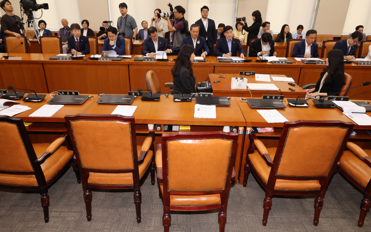 지난달 31일 국회 행정안전위원회에서 김교흥 위원장이 회의를 진행하고 있다. 이날 행안위는 '이태원 참사 특별법'을 야당 단독으로 처리했다. 국민의힘 의원들은 법안 의결에 반대하며 퇴장했다. [연합]