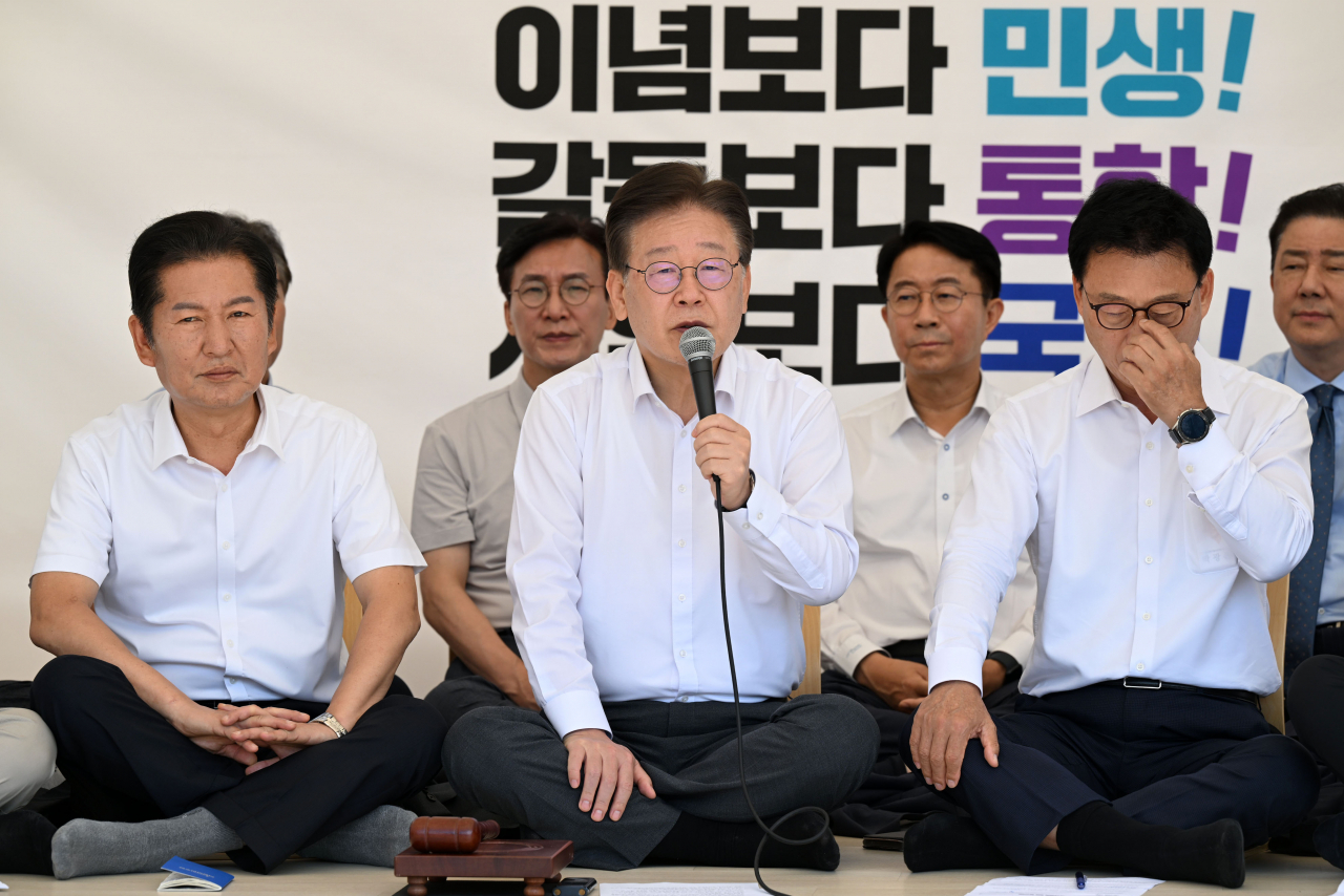무기한 단식에 돌입한 이재명 더불어민주당 대표가 1일 오전 서울 여의도 국회 앞 천막에서 열린 최고위원회의에 참석해 모두발언을 하고 있다. 이상섭 기자