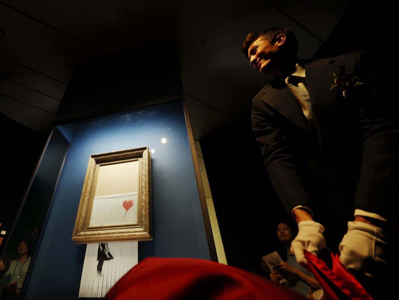 Nick Buckley Wood, director of private sales for Sotheby's Asia, unveils "Love is in the Bin," an iconic piece by British graffiti master Banksy, at Paradise City, an integrated resort complex in Incheon, west of Seoul, on Aug. 31, 2023, ahead of the "Love in Paradise: Banksy and Keith Haring" exhibition that will run from Sept. 5 to Nov. 5 and feature 36 works by Banksy and Keith Haring with free admission. (Yonhap)