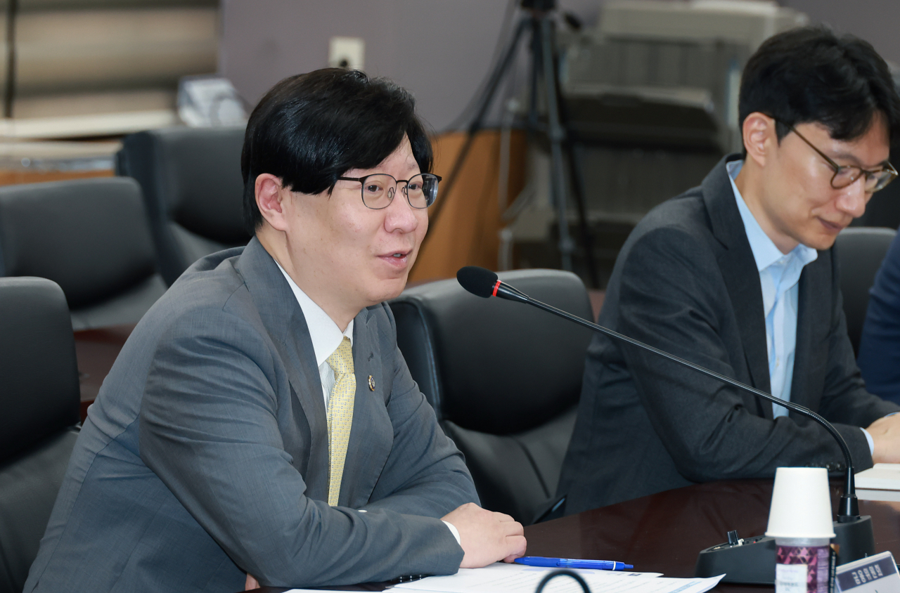 김소영 금융위원회 부위원장이 1일 오전 서울 종로구 정부서울청사에서 개최한 금융시장 현안 점검·소통회의에서 금융감독원, 국책 및 민간 연구기관 전문가 등과 함께 시장 현황에 대해 논의하고 있다. [금융위원회 제공]