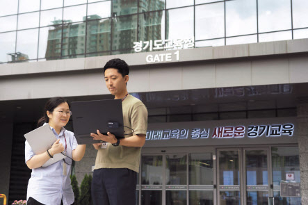 경기도교육청 직원이 사무실 외부에서 SK텔레콤 5G 국가망을 통해 업무를 보고 있다. [SK텔레콤 제공]