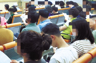 서울서부지법 경매법정에 마련된 72석의 좌석이 경매 시작 전부터 사람들로 가득 찼다.[이준태 기자]
