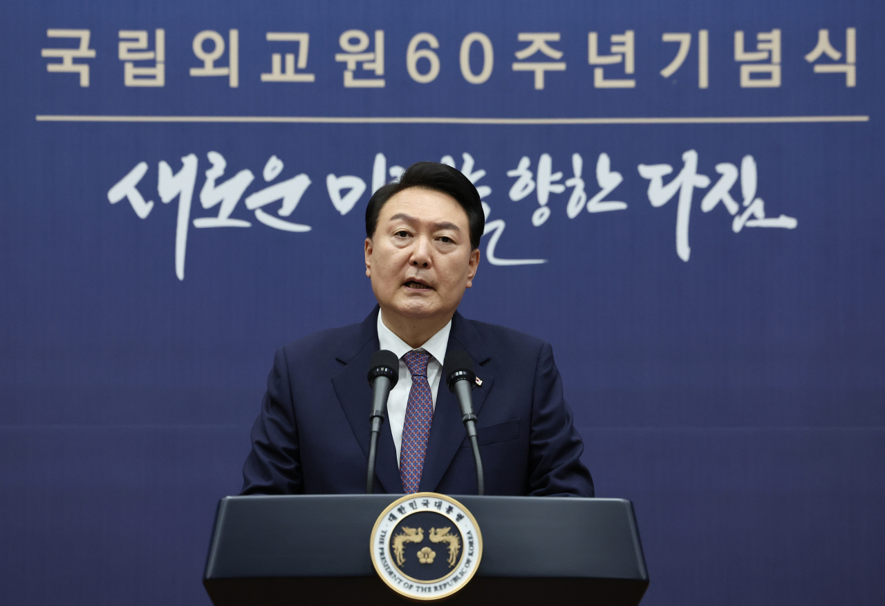 윤석열 대통령이 1일 서울 서초구 국립외교원에서 열린 국립외교원 60주년 기념식에서 축사를 하고 있다. [연합]