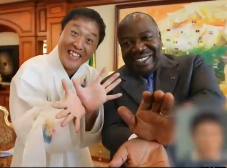 알리 봉고 온딤바 가봉 대통령이 MBC 예능 프로그램 '무한도전'에 출연해 방송인 정준하와 포즈를 취하고 있다. [MBC]