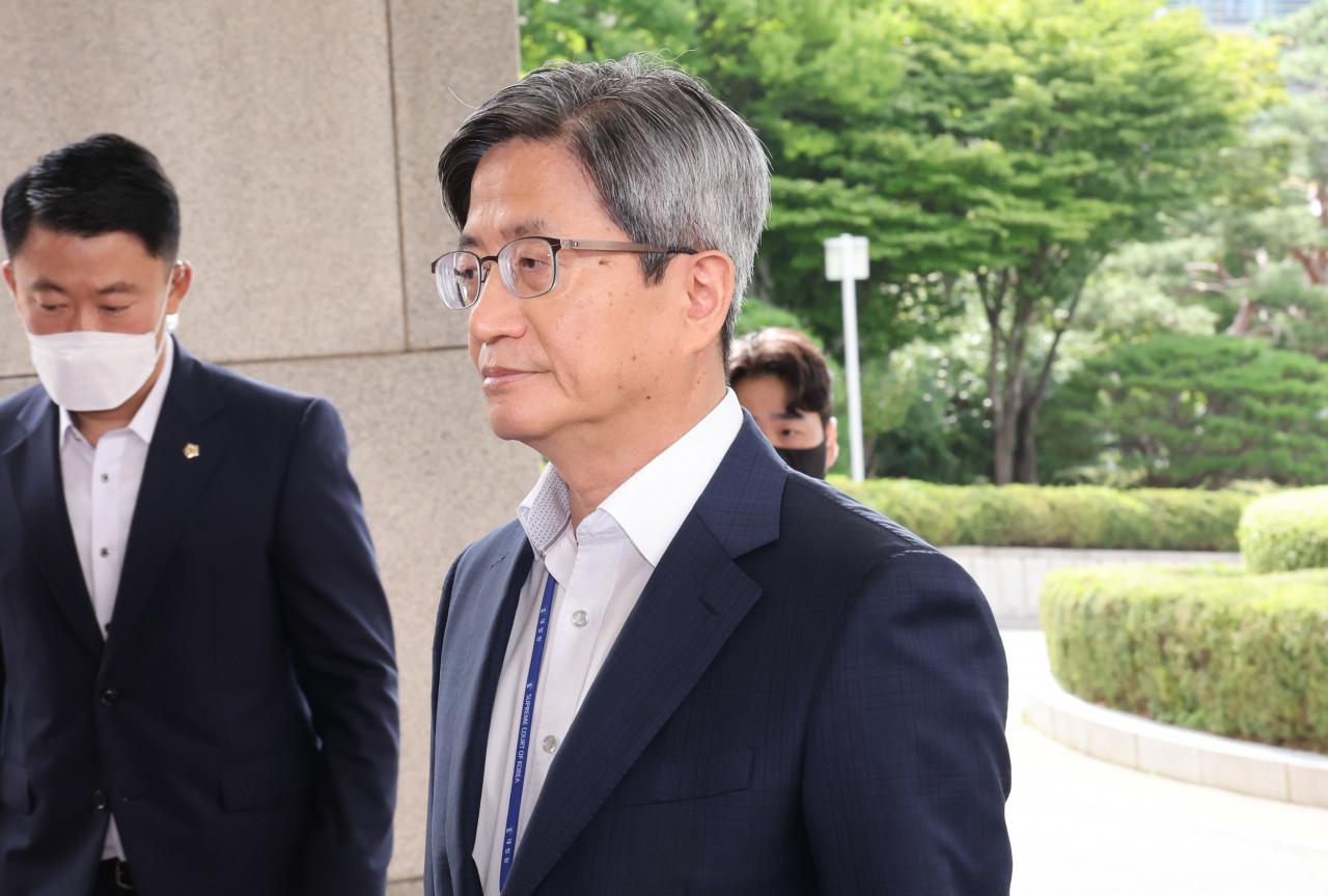 김명수 대법원장이 서울 서초구 대법원으로 출근하고 있다. [연합]
