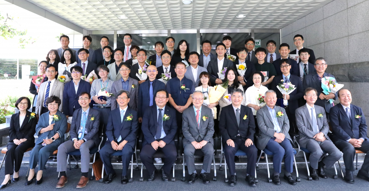 47회 창립기념식에 참석한 전임 원장들을 비롯한 임직원들이 기념촬영을 하고 있다.[한국화학연구원 제공]