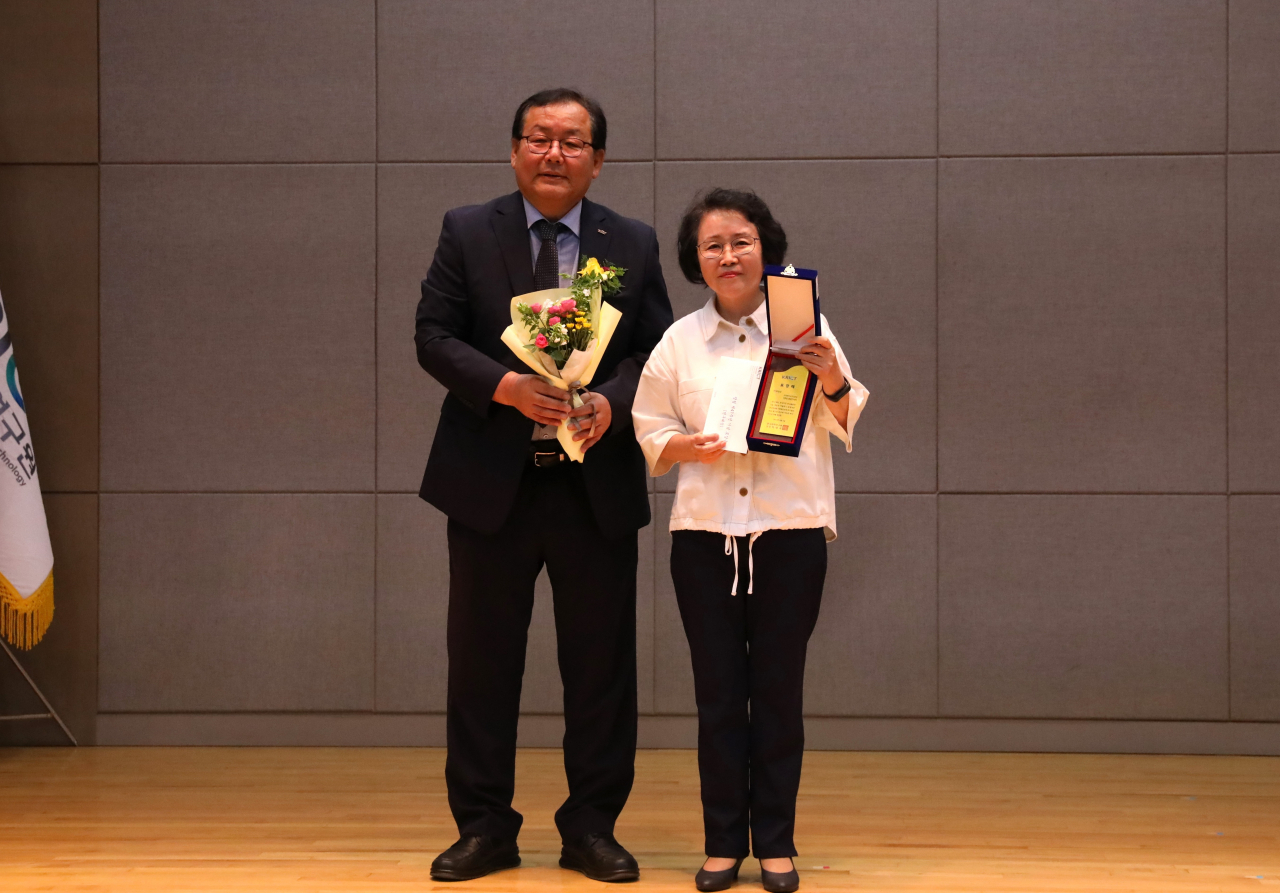 연구대상을 받은 친환경물질연구센터 최경자(오른쪽) 센터장과 이영국 원장.[한국화학연구원 제공]