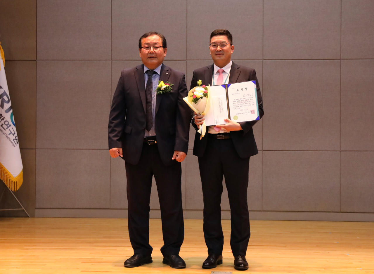올해의 KRICT인상을 받은 전남중(오른쪽) 책임연구원과 이영국 원장.[한국화학연구원 제공]