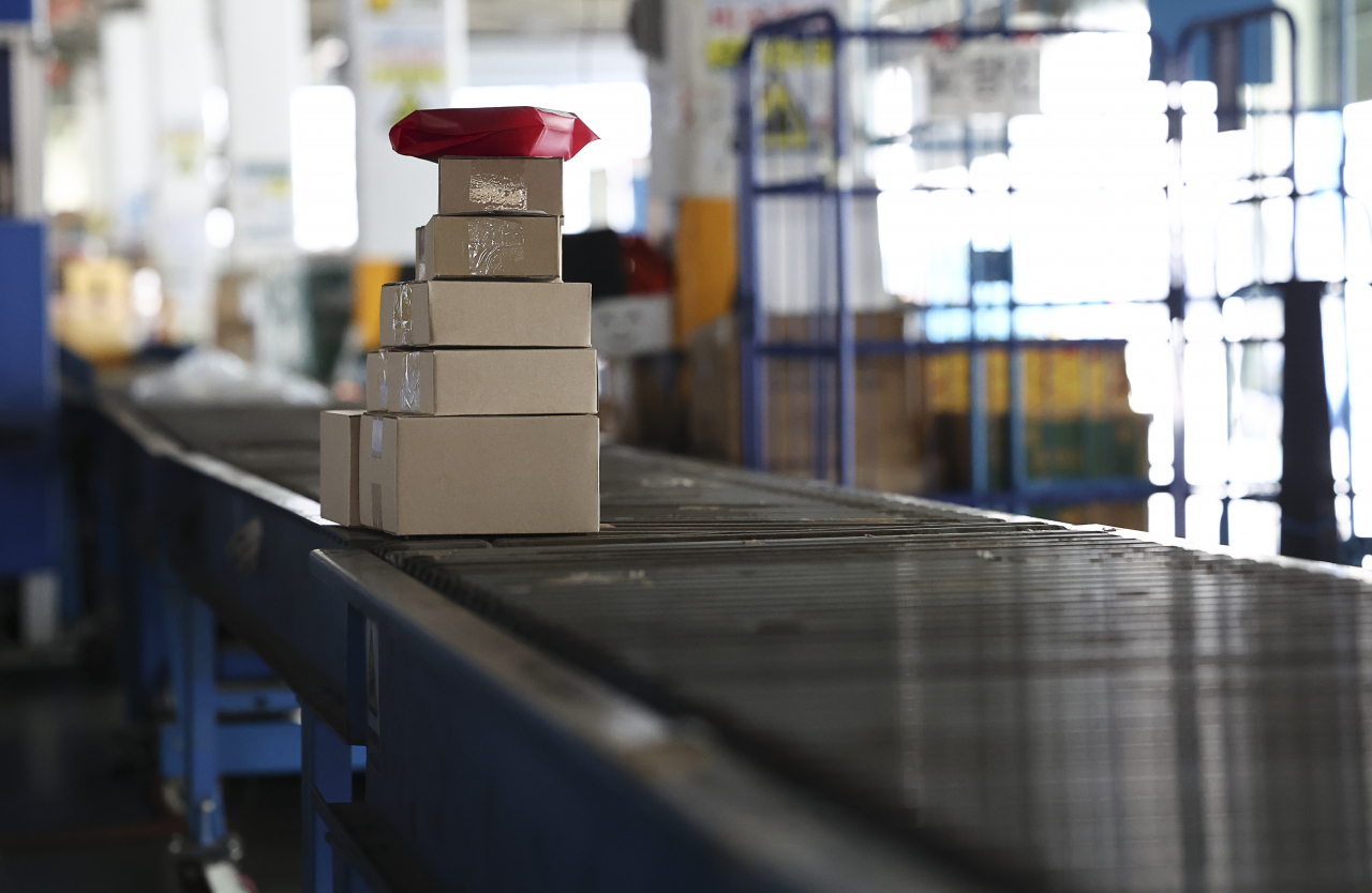 A conveyor belt at a logistics facility in Seoul stands still on Aug. 14. (Yonhap)
