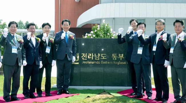 1일 전남도청 개청식 기념 촬영. 사진 왼쪽부터 공영민 고흥군수, 정인화 광양시장, 김대중 도교육감, 김영록 전남지사, 서동욱 도의회 의장, 정기명 여수시장, 김순호 구례군수, 이상철 곡성군수.