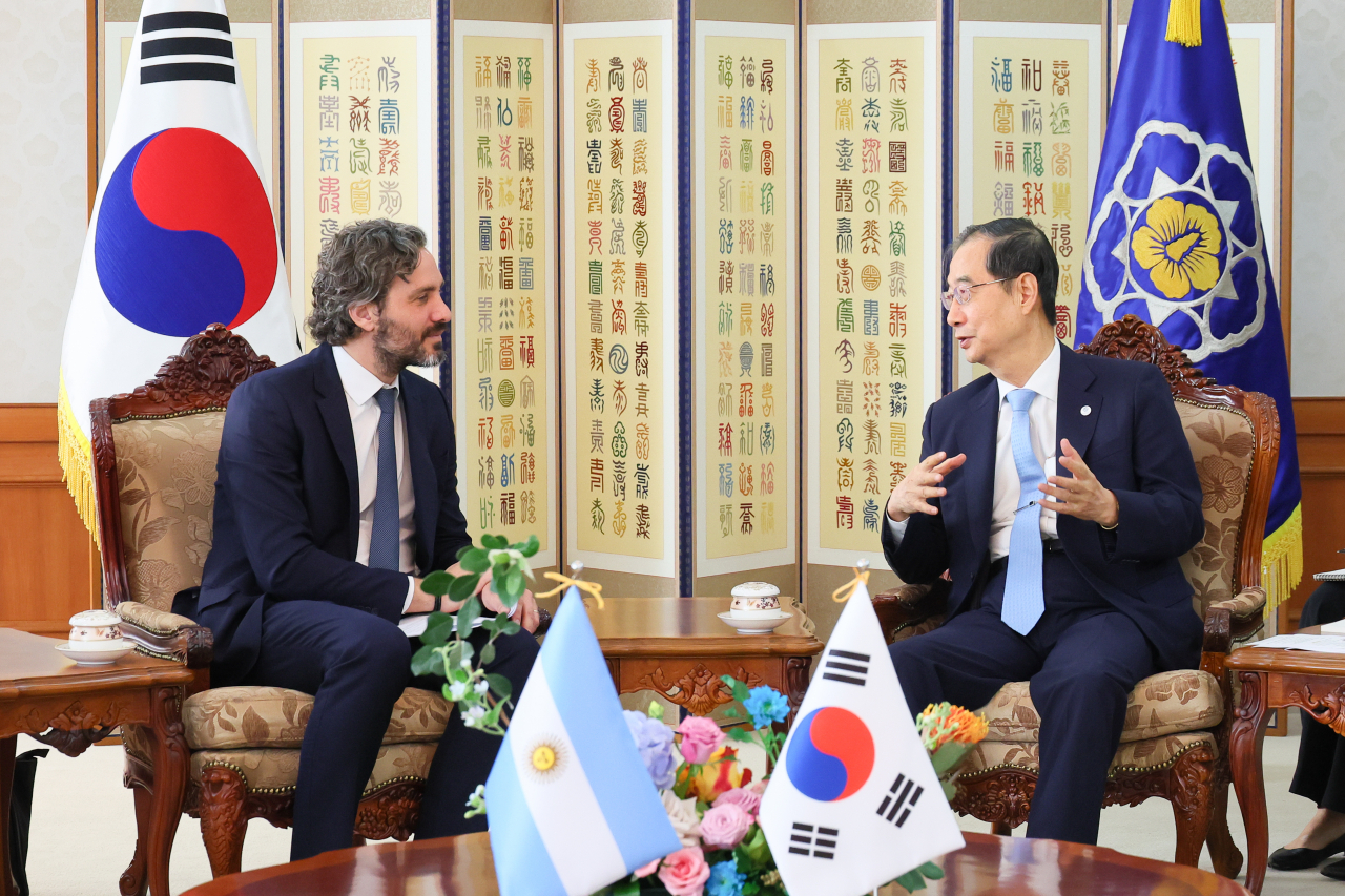 한덕수 국무총리가 1일 서울 종로구 정부서울청사에서 산티아고 안드레스 카피에로(Santiago Andres Cafiero) 아르헨티나 외교장관을 접견하고 있다. [연합]