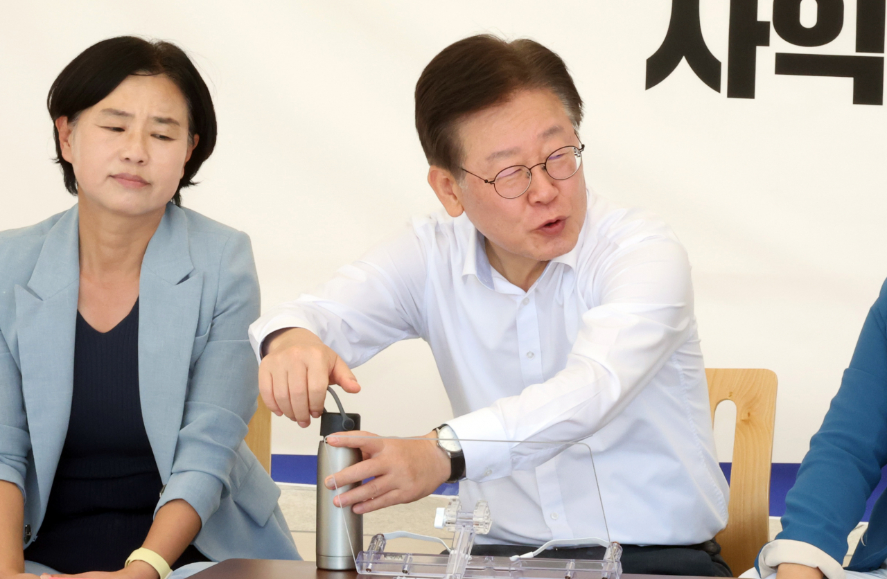 이재명 더불어민주당 대표가 1일 국회 앞 단식농성장에서 물병을 잠그고 있다. [연합]