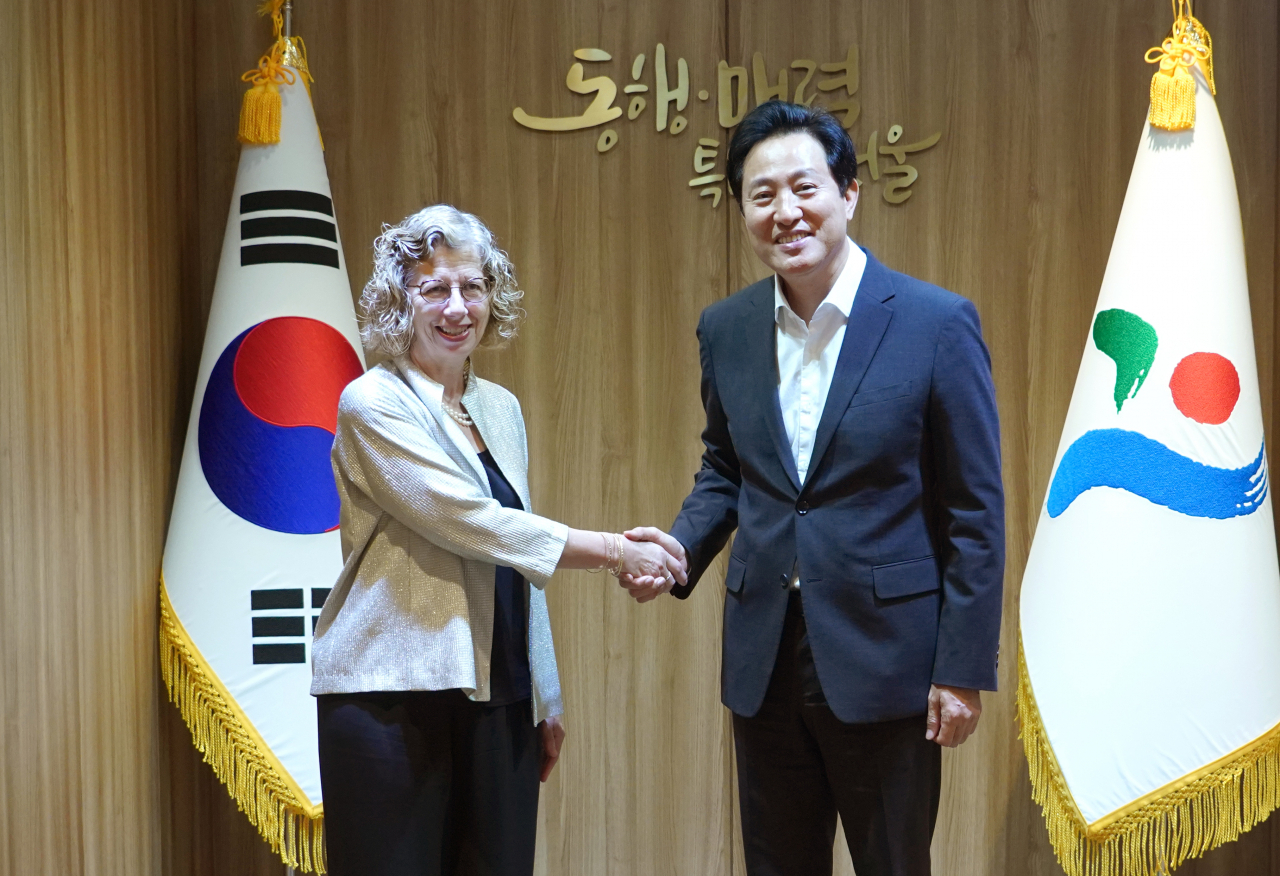오세훈 서울시장이 1일 서울 중구 서울시청에서 잉거 안데르센 유엔환경계획(UNEP)사무총장을 만나 기념 촬영하고 있다. [연합]