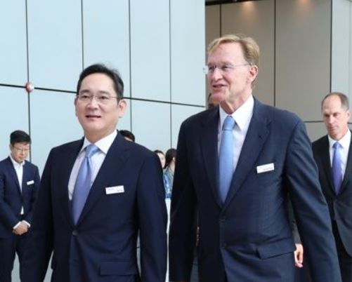 이재용(왼쪽) 삼성전자 회장과 웬델 윅스 코닝 회장 겸 최고경영자(CEO) [코닝 제공]